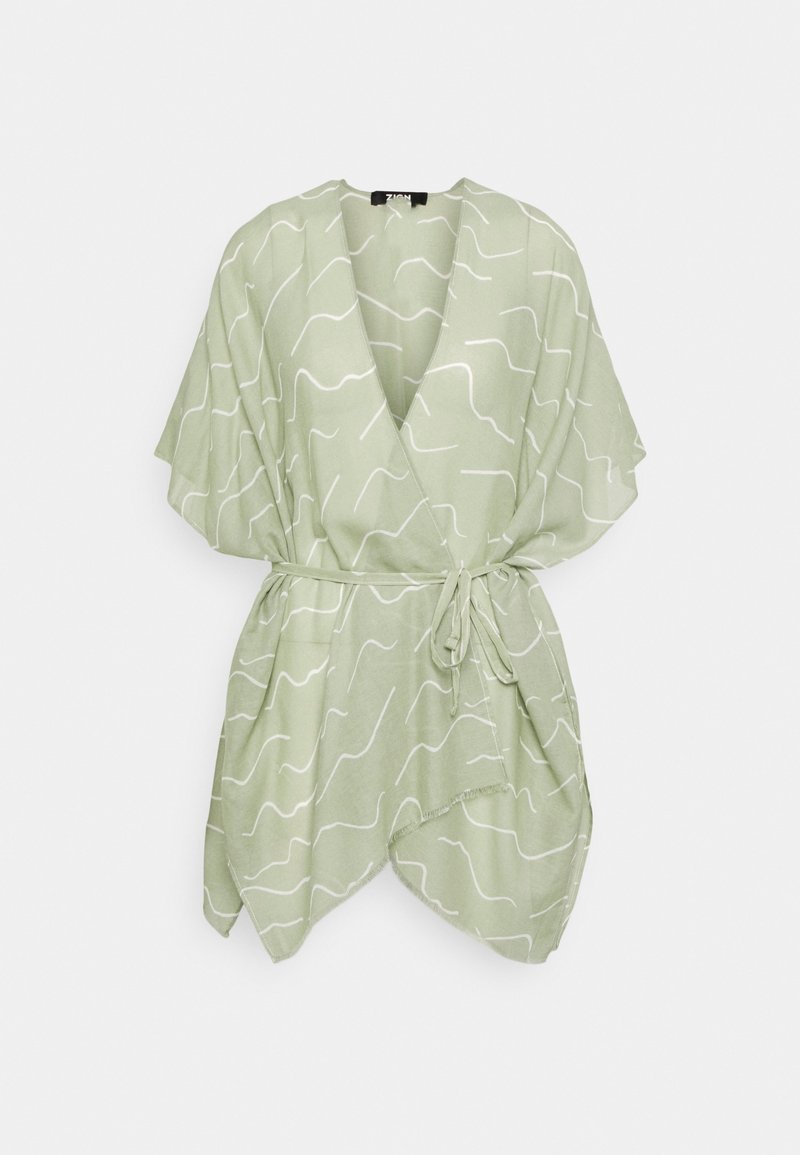 Robe portefeuille vert clair avec des rayures blanches ondulées, manches courtes, ceinture à la taille et ourlet asymétrique sur un fond uni.