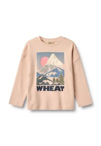 Helles rosa Langarm-Sweatshirt mit einem Berg-Graphic, das den Text "WHEAT", Baum-Akzente und eine Sonnenillustration in Pastellfarben zeigt.