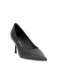 Punta nera in pelle con tacco alto, punta affusolata, tacco sottile a stiletto, texture liscia e branding sottile sulla soletta.