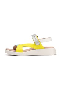 Sándalo de cuero amarillo con acentos plateados, diseño de punta abierta, correa ajustable, tacón blanco y parte superior texturizada. Suela liviana y acolchada.