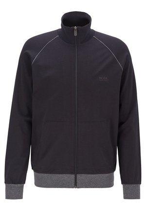 Zwarte jas met rits, hoge kraag, lange mouwen, grijze manchetten en zoom, en subtiel "Boss Hugo Boss" logo op de borst.