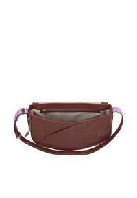 Borsa a tracolla in pelle di un intenso bordeaux scuro con una texture liscia. Presenta una tracolla lavanda e una tasca interna con zip.