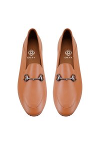 Hnědé kožené mokasíny s hladkým povrchem, které mají výrazný černý kovový prvek přes přední část a elegantní design.