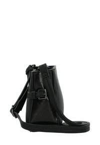 Bolso de mano de cuero negro con acabado texturizado, forma compacta, correa ajustable y acentos metálicos. La vista lateral muestra paneles lisos y texturizados.