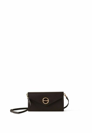Borsa clutch a busta in pelle nera con tracolla staccabile e chiusura rotonda in metallo dorato su sfondo bianco.