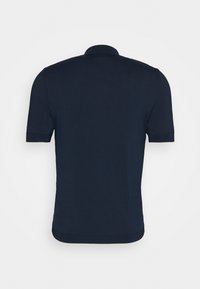 Polo à manches courtes bleu marine avec un col et des poignets côtelés, une texture lisse et un design ajusté avec un ourlet droit.