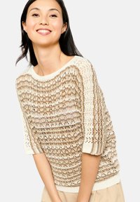 Leichter, gestrickter Pullover mit horizontalen Streifen in Beige und Creme, kurzen Ärmeln und einer lockeren, atmungsaktiven Textur.