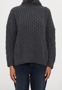 Sweter z dzianiny w kolorze węgla drzewnego z wysokim kołnierzem, z wzorami warkoczowymi i prążkowanymi akcentami na rękawach i dole. Luźny krój.
