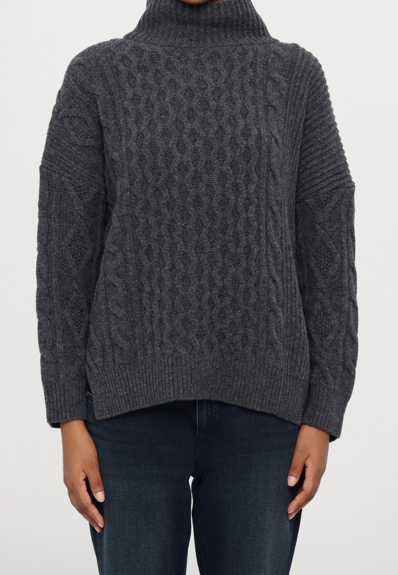 Sweter z dzianiny w kolorze węgla drzewnego z wysokim kołnierzem, z wzorami warkoczowymi i prążkowanymi akcentami na rękawach i dole. Luźny krój.