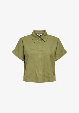 Oliivivärvi lyhythihainen paita, jossa on kaulus, kaksi etutaskua ja suora helma. Valmistettu kevyestä puuvillakankaasta.