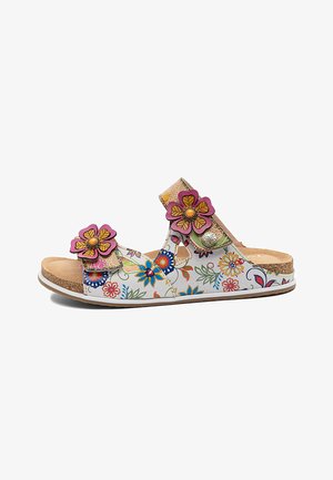 Biała klapka na obcasie ze wzorem wielokolorowych kwiatów, korkową podeszwą i dwoma paskami, z których każdy ozdobiony jest fioletowym i pomarańczowym kwiatem.