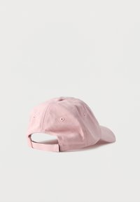 Ροζ ρυθμιζόμενο βαμβακερό καπέλο του μπέιζμπολ, εμφανιζόμενο από πίσω σε απλό λευκό φόντο.