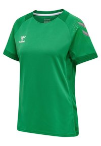 Zielona sportowa koszulka z krótkim rękawem i okrągłym dekoltem, białe logo Hummel na piersi oraz odblaskowe paski w kształcie jodełki na prawym ramieniu.