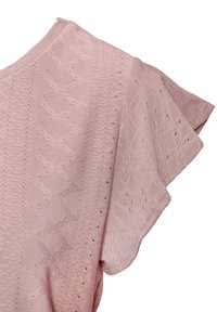 Haut à manches courtes rose en tissu tricoté avec un motif géométrique et de délicates ouvertures le long des manches.