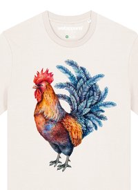 Crème t-shirt met een kleurrijk ontwerp van een hen met levendige veren in tinten van oranje, blauw en rood. Zacht textielmateriaal.