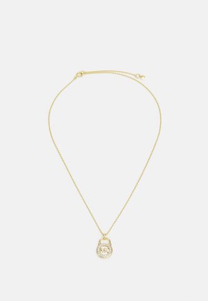 Collier chaîne en or avec un pendentif cadenas rond orné de cristaux incrustés et des initiales "MK" au centre.