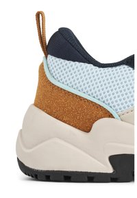 Le sneakers sono caratterizzate da una suola in gomma liscia color crema, dettagli in suede marrone, un pannello in rete azzurro chiaro e tessuto blu navy sul colletto. Costruzione durevole.