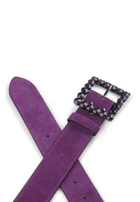 Cinturón de ante púrpura con una hebilla cuadrada decorada con strass, que presenta una textura suave y dos correas cruzadas, una de las cuales tiene un pasador.