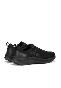 Zapatillas deportivas negras con una parte superior de punto ligera, suela texturizada, cordones planos y un logo en el lateral y en la parte trasera para la marca.