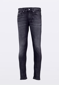 Jeans de corte ajustado en denim gris oscuro, con cinco bolsillos, cierre de botones y un desvanecido sutil. Diseño clásico con un detalle de marca minimalista.