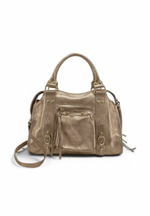 Sac à main doré brillant avec doubles poignées, poche avant zippée, boucles décoratives et bandoulière réglable sur fond blanc.