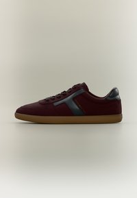 Δεν επιλέχθηκε, oxblood