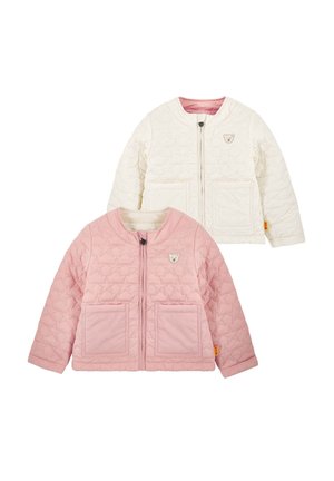 Zwei gesteppte Kinderjacken, eine in Pink und eine in Cremeweiß, beide mit Fronttaschen, Reißverschluss und einem kleinen Teddybär-Logo auf der Brust.