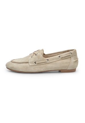Mocassino in suede beige con punta arrotondata, design allacciato e occhielli in metallo, caratterizzato da una suola piatta in gomma e dettagli cuciti.