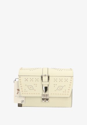 Sac à main en cuir crème avec des clous en métal, de forme rectangulaire, fermeture magnétique, détail de boucle décoratif et étiquette de marque attachée.