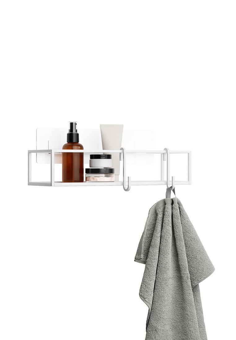 Mensola da parete in metallo bianco con design aperto, che contiene una bottiglia spray marrone, un contenitore bianco e due barattoli neri. Un asciugamano grigio è appeso sotto.