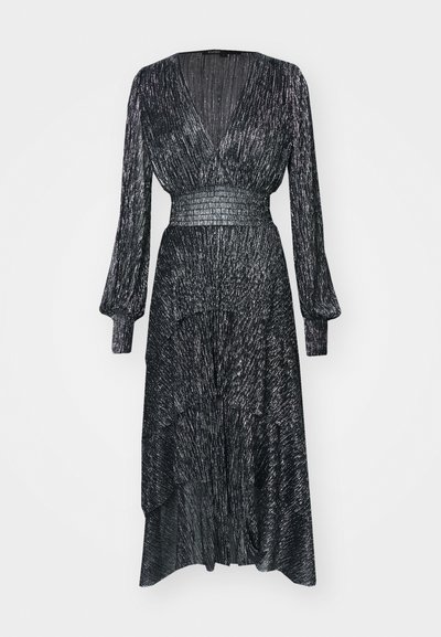 Robe noire à manches longues en tissu texturé avec un design plissé. Elle présente un décolleté en V profond et une taille ajustée à côtes.