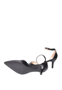Scarpe nere con tacco alto, punta affilata, cinturino alla caviglia e tacco sottile. La texture in pelle liscia completa il design elegante.