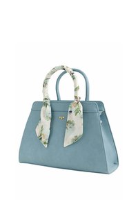 Lichtblauwe leren handtas met een gestructureerd ontwerp, voorzien van een bloemenpatroon sjaal die om de handvatten is geknoopt en een kleine gouden accent.
