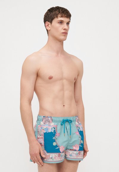 Ανδρικά μαγιό σε ανοιχτό τιρκουάζ χρώμα με λουλουδάτο και κοχυλένιο σχέδιο. Διαθέτουν ελαστική μέση και αντίθεση μπλε πινελιές.