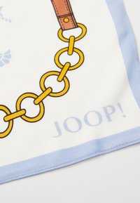 Šilkinis šalikas, turintis baltą foną, mėlyną kraštą, geltoną grandinės raštą ir rudą odinę pajungą, su užrašu „JOOP!“ švelniai mėlyna spalva.