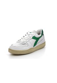 Sneaker bianchi in pelle con superficie testurizzata. Accenti verdi sui lati e una suola in gomma beige. Parte anteriore con lacci e perforazioni.
