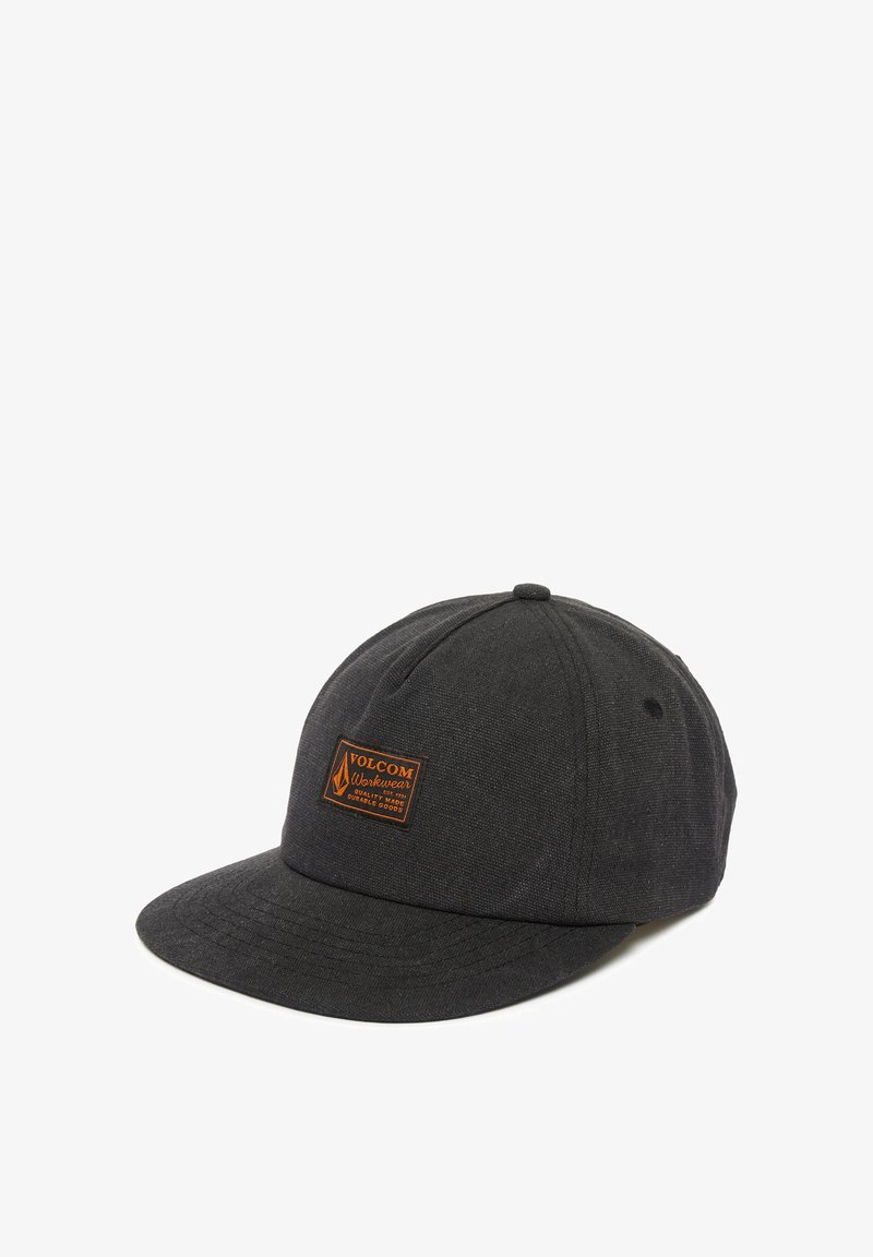 Casquette noire Volcom Workwear avec visière plate et écusson orange avec le texte "Quality Made Durable Goods" sur le panneau avant.