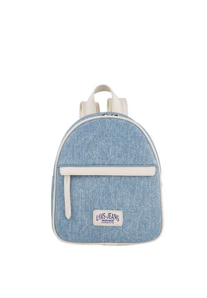 Mochila de denim en tono azul claro con detalles en piel blanca, forma redondeada, bolsillo frontal con cremallera y etiqueta "LOIS JEANS" en la parte inferior.