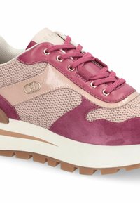 Baskets dans des nuances de rose et mauve, composées de mesh et de daim, avec des éléments métalliques et des accents texturés. Semelle épaisse en caoutchouc blanc avec semelle extérieure marron.