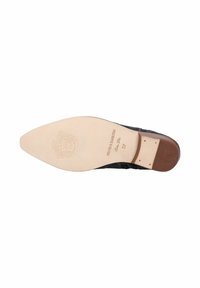 Suela de zapato de cuero negro con logo embossado. Superficie superior suave, forma cónica y plantilla de un tono marrón claro con detalles de marca impresos.