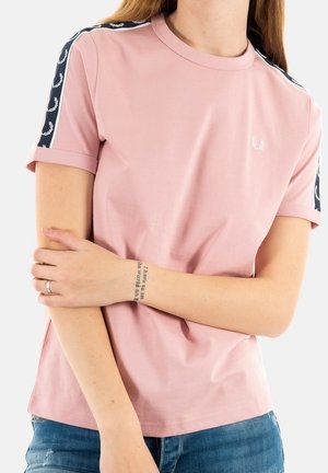 Lichtroze katoenen t-shirt met een ronde hals, korte mouwen en marineblauwe zijpanelen met witte bladvormen.