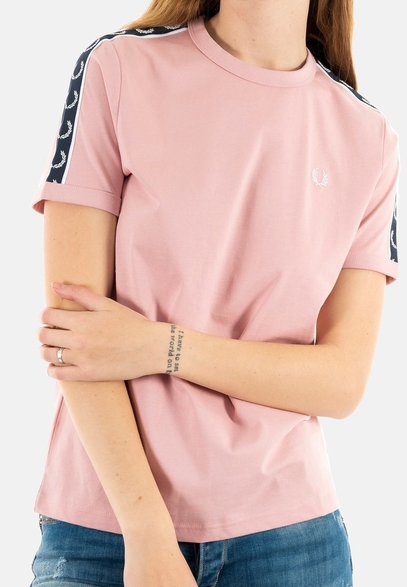 Ljusrosa bomullströja med rund halsringning, korta ärmar och marinblå sidopaneler med vita bladmönster.