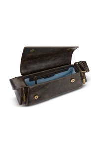 Sac en cuir marron avec une texture lisse, doté d'un compartiment principal, d'une poche zippée, de quincaillerie dorée et d'une doublure intérieure bleu clair.