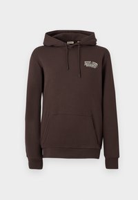 Een bruine hoodie van zacht materiaal, met een voorzak, een capuchon met trekkoord en witte bedrukte tekst op de borst.
