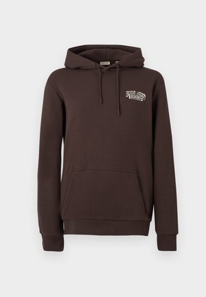 Sweatshirt à capuche marron en tissu doux, doté d'une poche frontale, d'une capuche avec cordon de serrage et d'un texte imprimé blanc sur la poitrine.