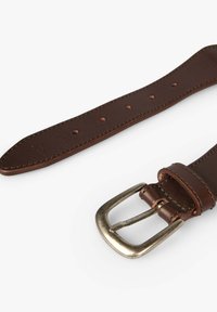 Cinturón de cuero marrón con hebilla de metal, que presenta una textura suave, agujeros para ajuste y una punta afilada. Acabado con costuras en contraste.