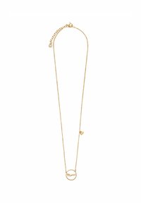 Złoty naszyjnik z cienkim łańcuszkiem, z okrągłym wisiorkiem wygrawerowanym z napisem "Maira" i małym akcentem w kształcie serca.