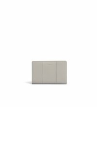 Billetera de cuero gris con una textura suave, que presenta un diseño minimalista y tres ranuras para tarjetas en la parte frontal para un acceso fácil.
