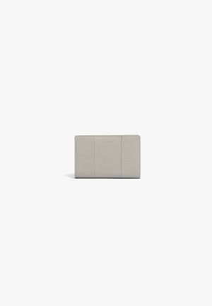 Portafoglio in pelle grigia con una texture liscia, caratterizzato da un design minimalista e tre scomparti per carte sul fronte per un facile accesso.