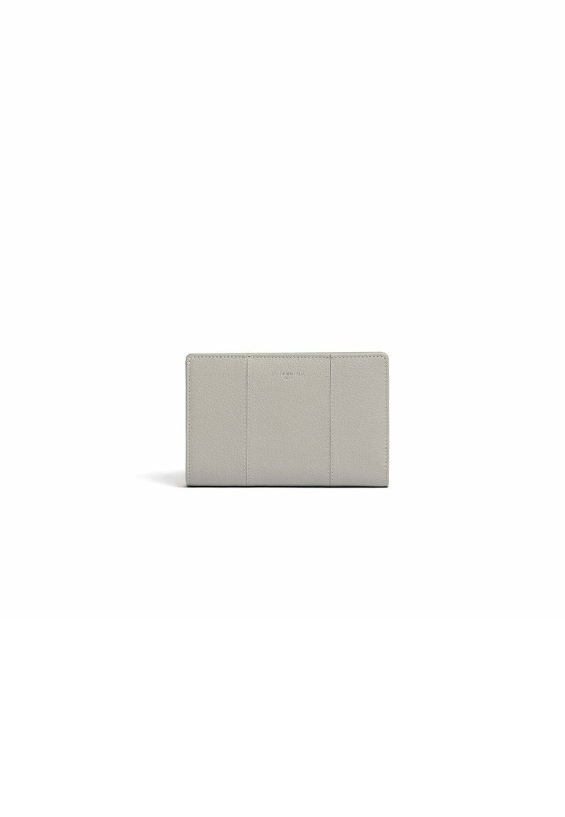 Billetera de cuero gris con una textura suave, que presenta un diseño minimalista y tres ranuras para tarjetas en la parte frontal para un acceso fácil.